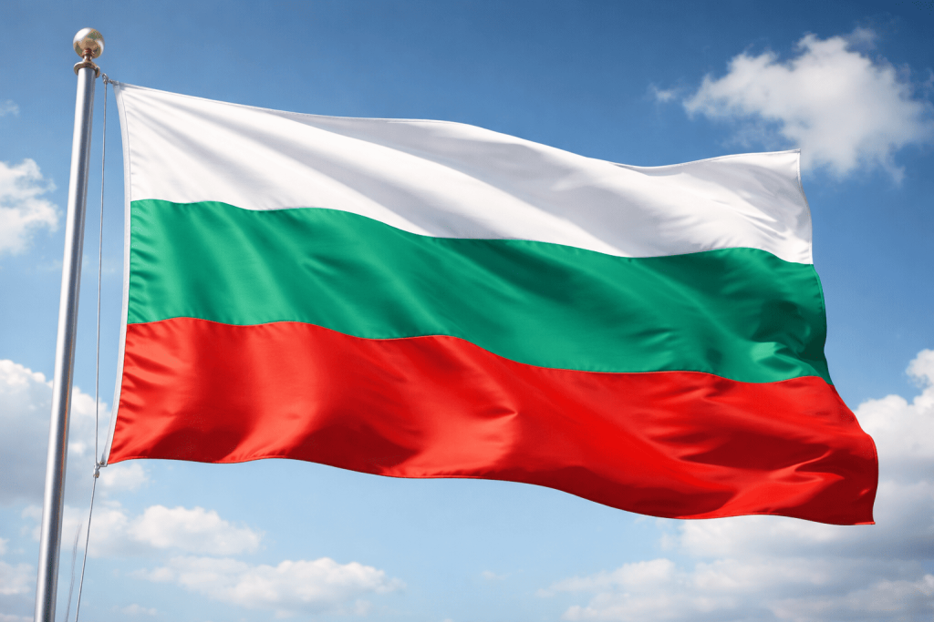 флаг Болгарии на фоне неба