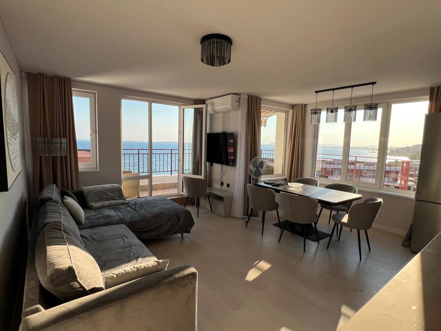 Четырехкомнатный пентхаус на первой линии в комплексе Panorama Fort Beach, Святой Влас ID: 107164 - фото 2